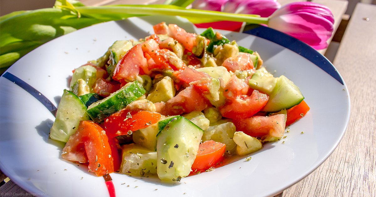 Avocado Salat: Rezept für leckeren Avocado Salat mit Tomaten & Gurken