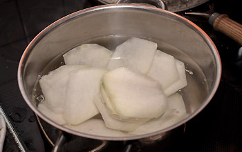 Kohlrabischeiben im Salzwasser dünsten