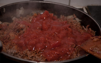 Mit Pizzatomaten ablöschen