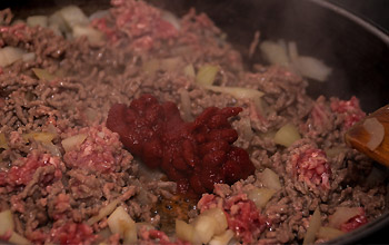 Tomatenmark hinzugeben