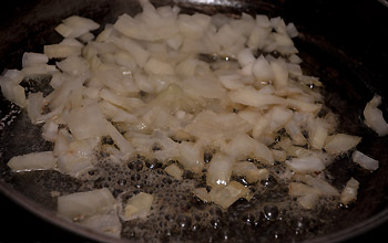 Zwiebel in der Pfanne glasig anschwitzen