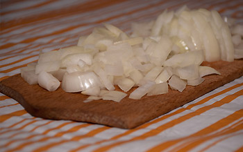 Zwiebeln klein schneiden
