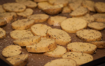 Ofenkartoffeln gleichmäßig auf Backblech verteilt