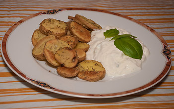 Fertige Ofenkartoffeln mit Tzatziki serviert